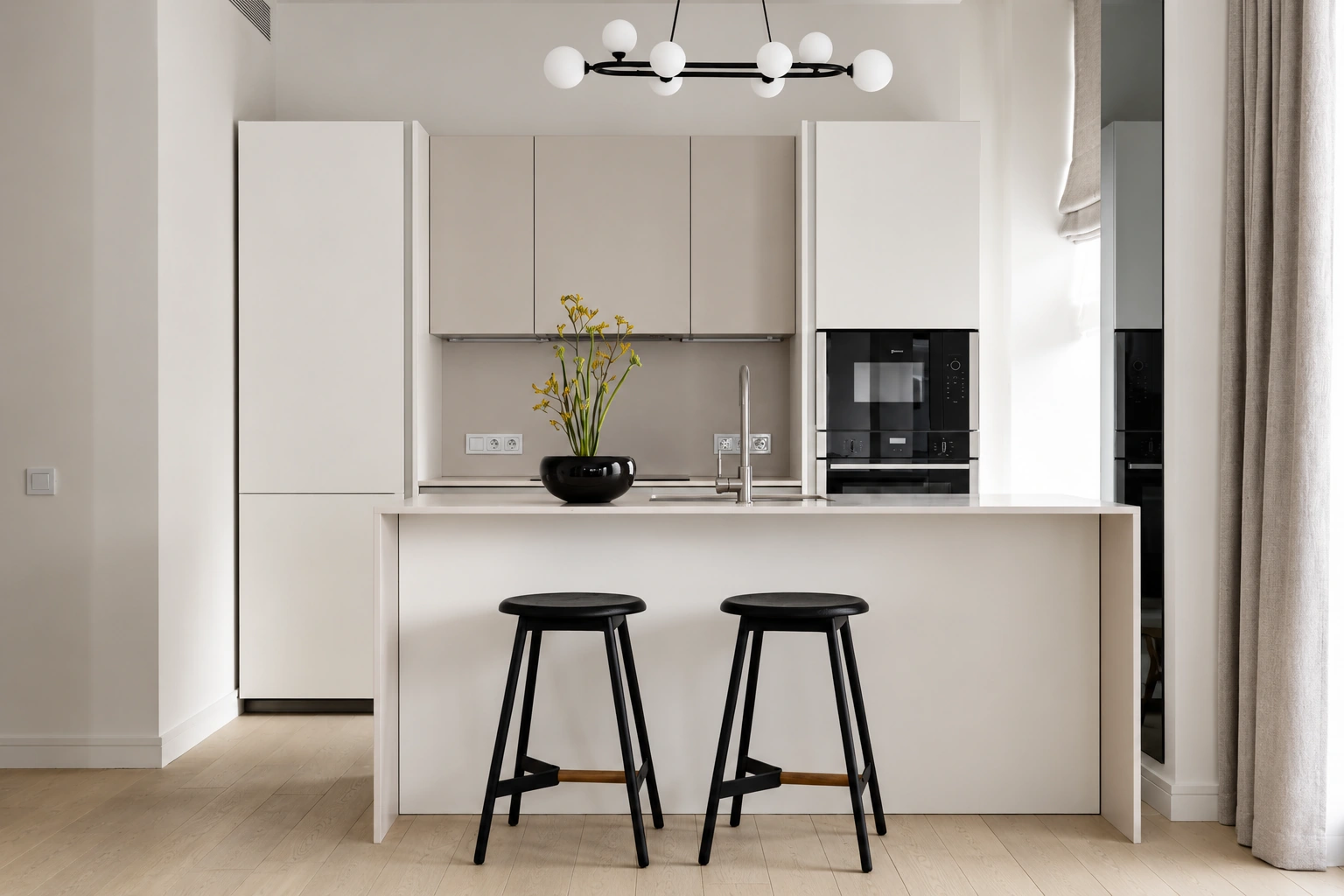 Современная квартира, 50 м²: кухня и остров — ближний план