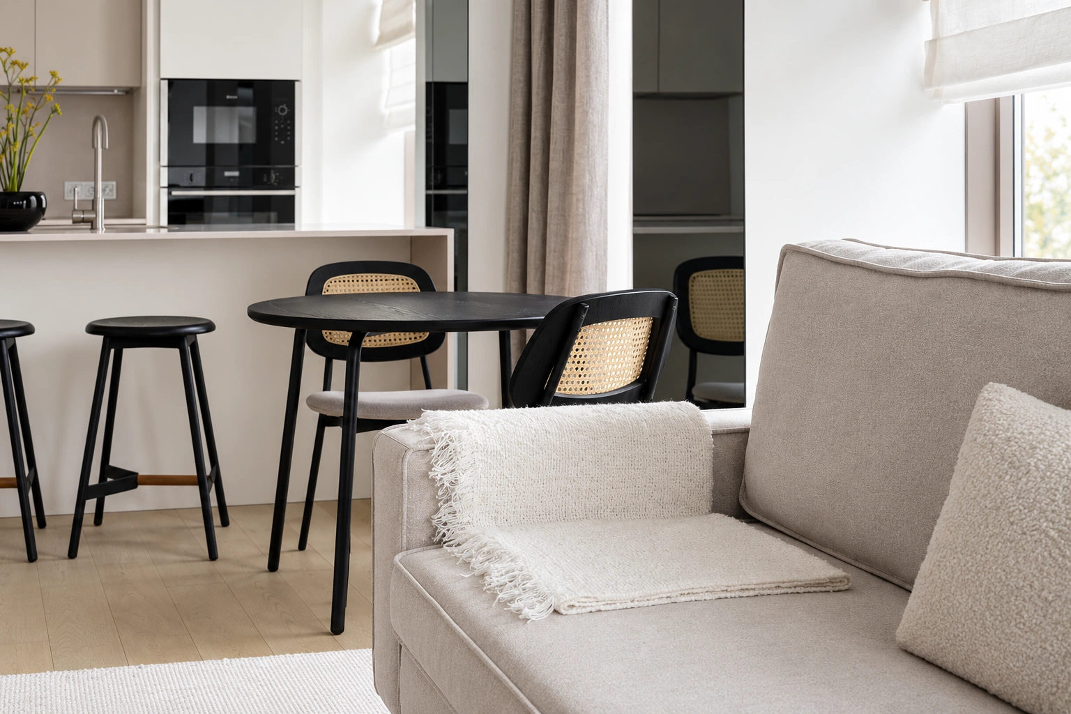 Современная квартира, 50 м²: диван и обеденный стол