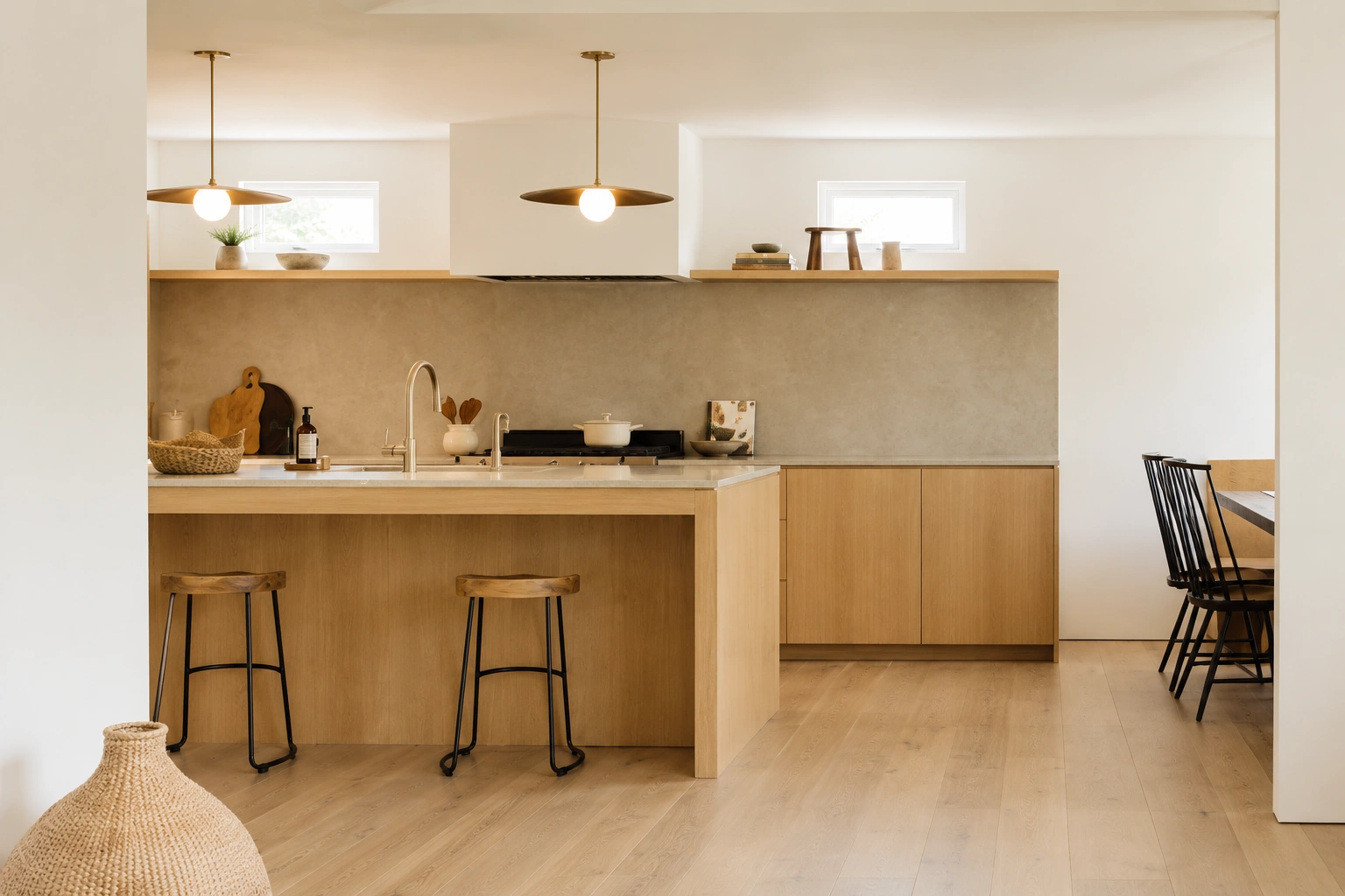 Скандинавский дом, 120 м²: кухня в глубине гостиной